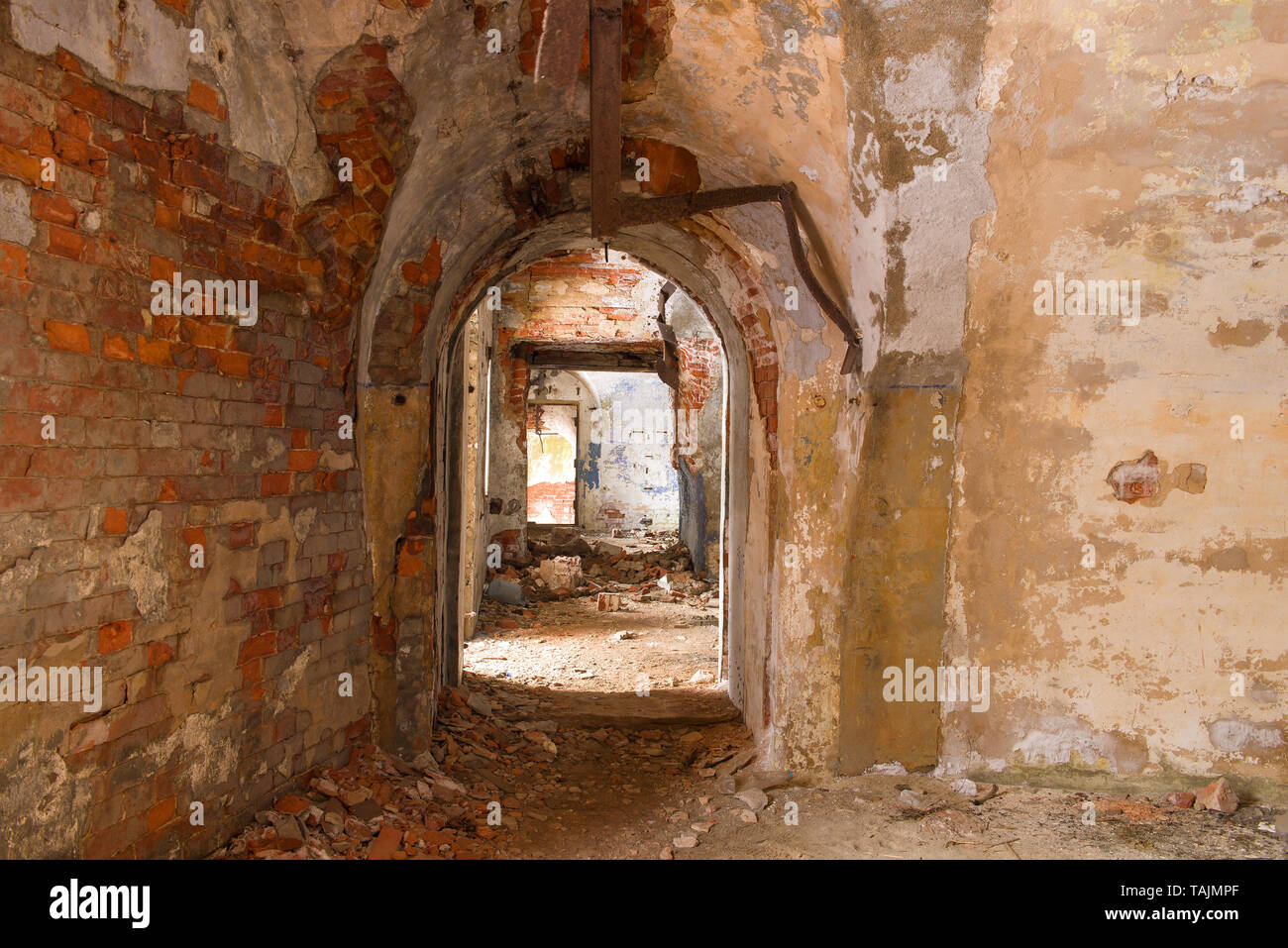 Interno di camere interne del distrutto e gettato il Nord fort n. 4 'Zverev' (nord di batteria di artiglieria No.4). Kronstadt, Russia Foto Stock