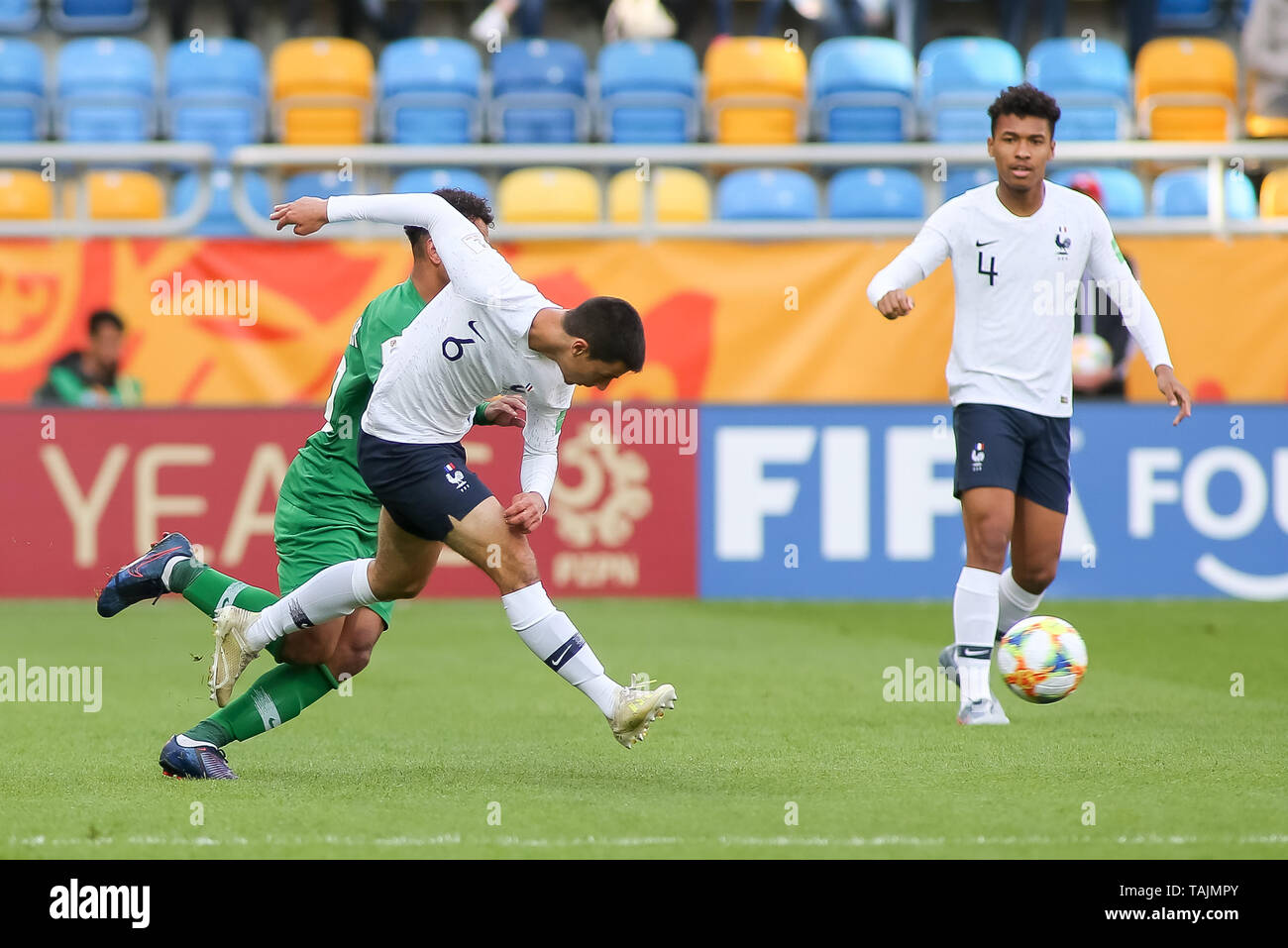 Gdynia, Polonia, 25 Maggio 2019 : Enzo Loiodice battaglie per la sfera con Turki Alammar durante il 2019 FIFA U-20 World Cup di gruppo e corrispondenza tra la Francia e l'Arabia Saudita a Gdynia Stadium a Gdynia. Credito: Tomasz Zasinski / Alamy Live News Foto Stock