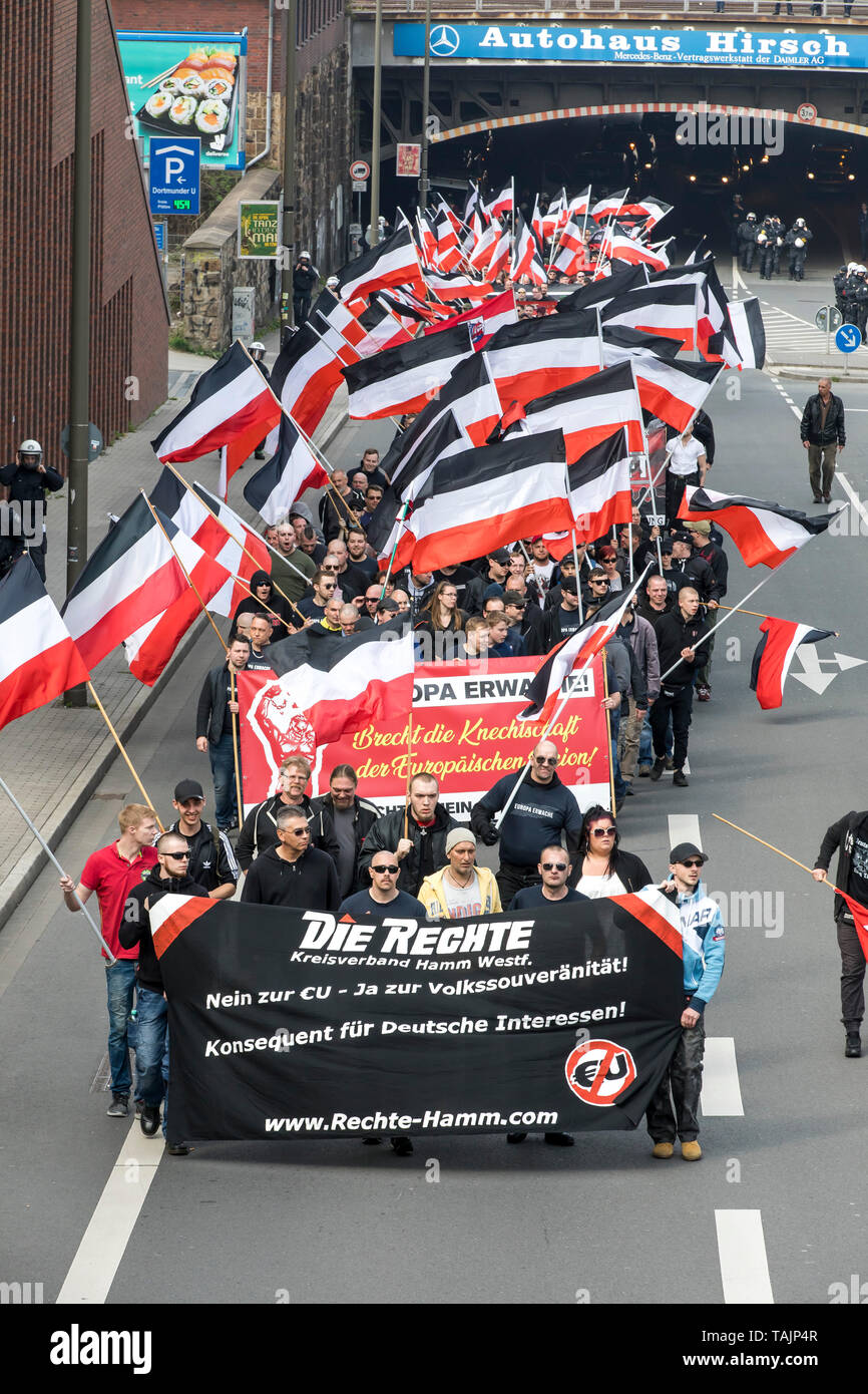 Dimostrazione di estremisti di destra in gruppi di Dortmund, sotto il motto Europa Erwache, Germania, Foto Stock