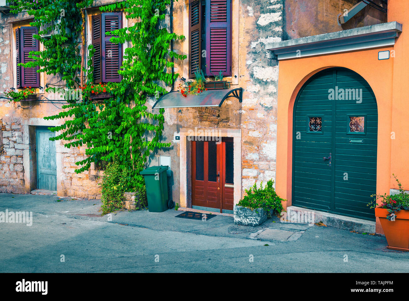 Incredibile il turismo e la destinazione di viaggio, Lungomare Mediterraneo street con case in pietra, Rovigno, Istria, Croazia, Europa Foto Stock