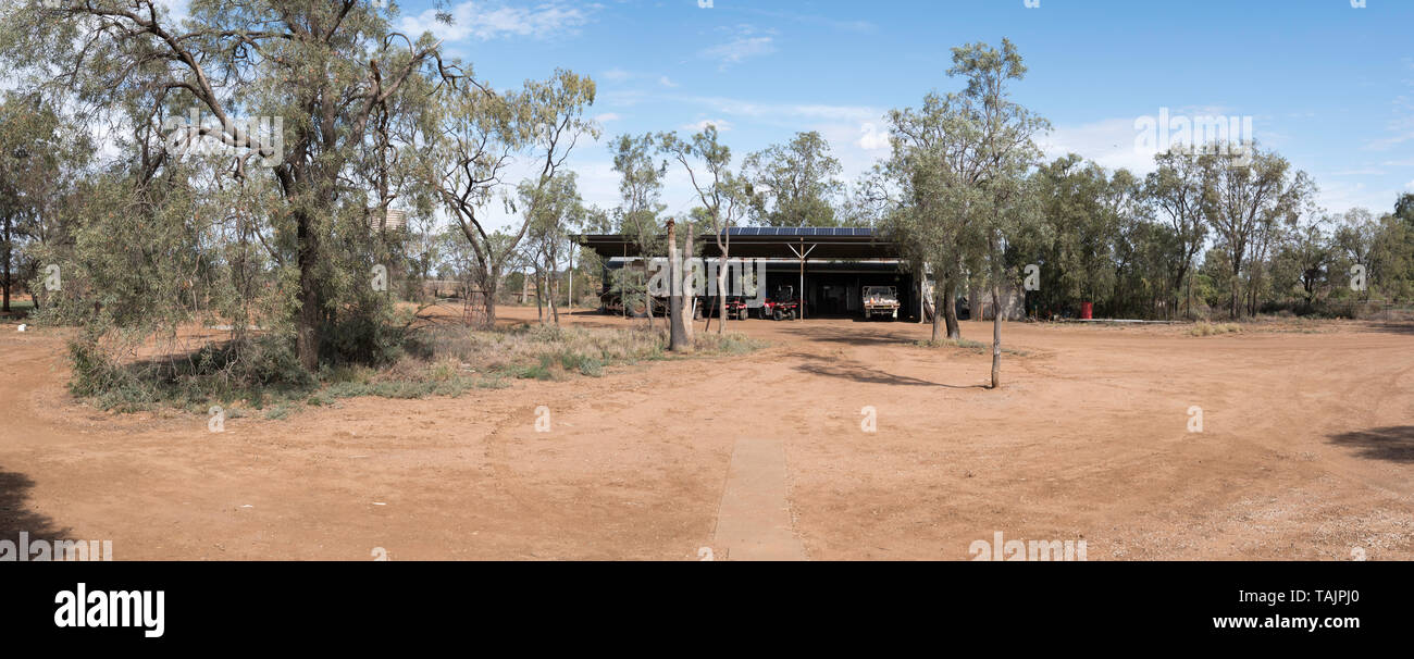Un area di tornitura e macchinari agricoli capannone con pannelli solari sul tetto Wargandinna una pecora, bestiame e frumento farm nel Nuovo Galles del Sud, Australia Foto Stock