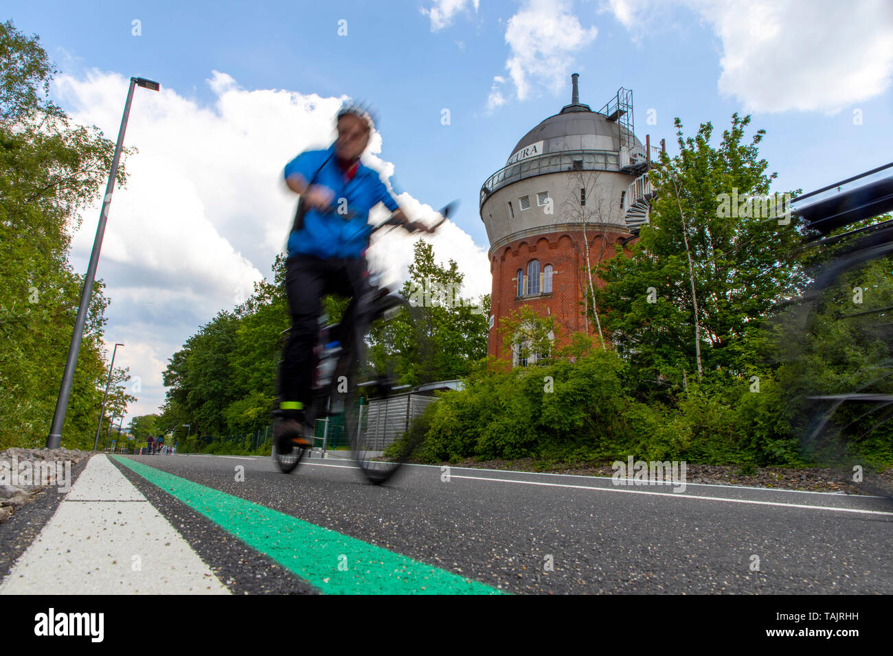 Radschnellweg RS1, un ciclo autostrada, a Mülheim an der Ruhr, Germania, l'intero percorso sarà di oltre 100 km attraverso il distretto della Ruhr, passando fotocamera Obs Foto Stock