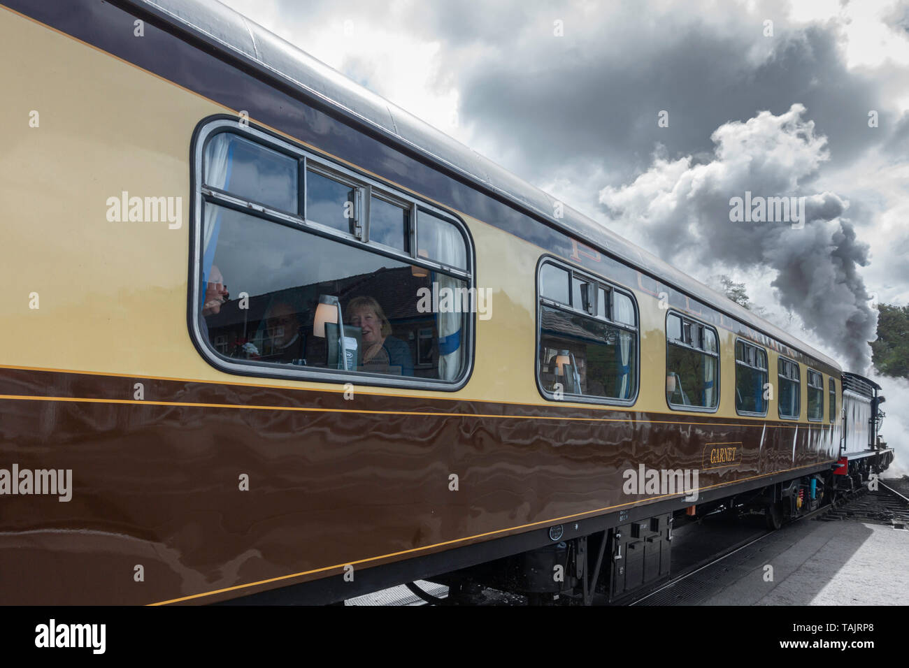 Persone ristoranti sul treno a vapore in pullman carrello a Grosmont stazione. North York Moors Railway. North Yorkshire, Inghilterra. Regno Unito Foto Stock