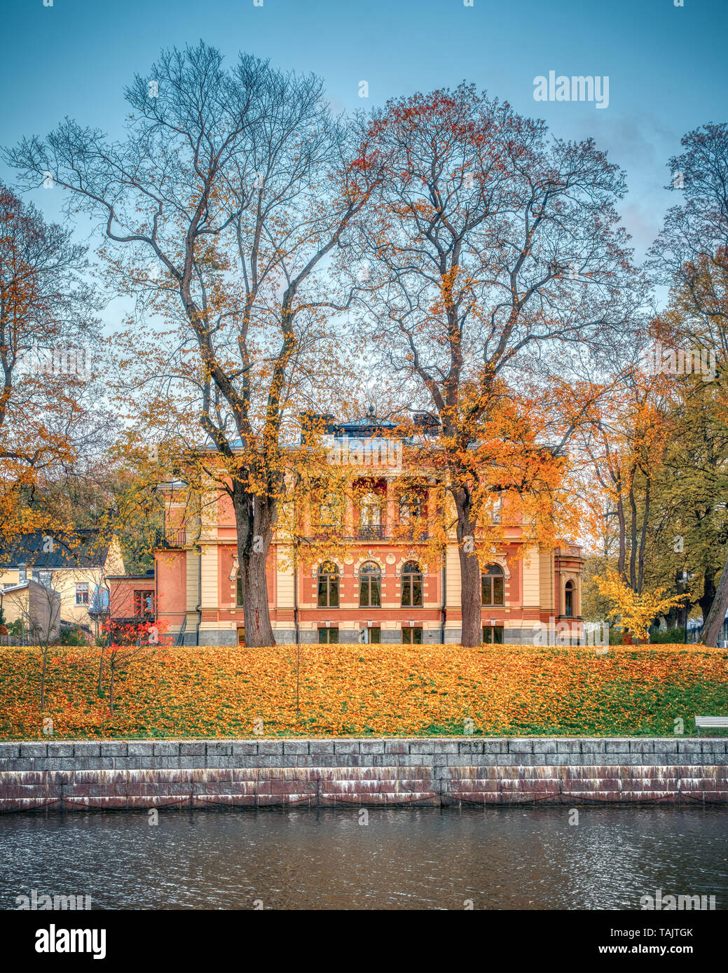 Turku, Finlandia - 15/10/2018: caduta delle foglie sulle rive del fiume Aura Foto Stock