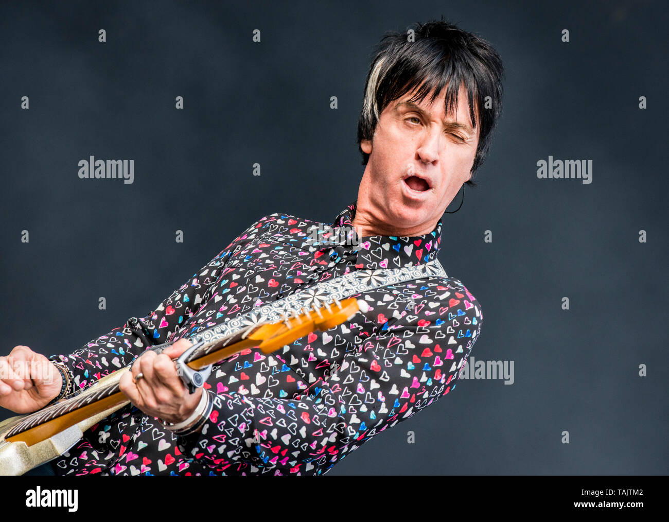 British chitarrista e cantante Johnny Marr performing live in corrispondenza di tutti i punti est music festival al Victoria Park, East London, England, Regno Unito Foto Stock