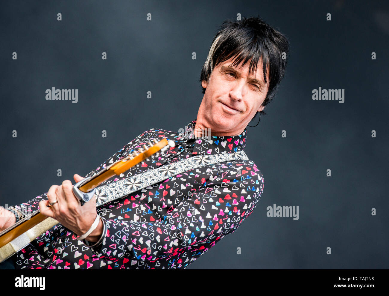 British chitarrista e cantante Johnny Marr performing live in corrispondenza di tutti i punti est music festival al Victoria Park, East London, England, Regno Unito Foto Stock