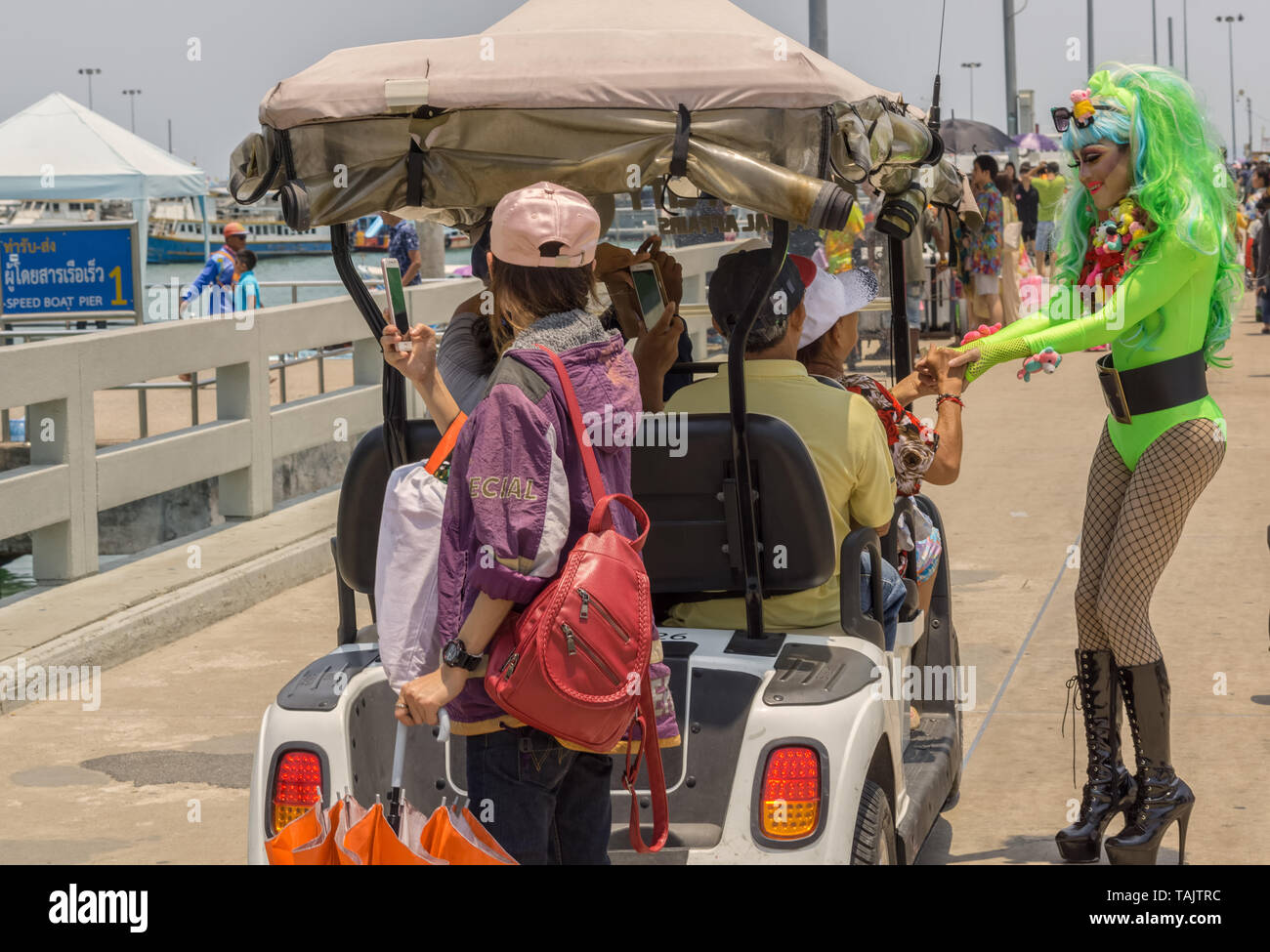 PATTAYA,THAILANDIA - Aprile 13,2019:Bali Hai un grande drag queen accoglie i turisti sul loro modo al fiabesco. Foto Stock