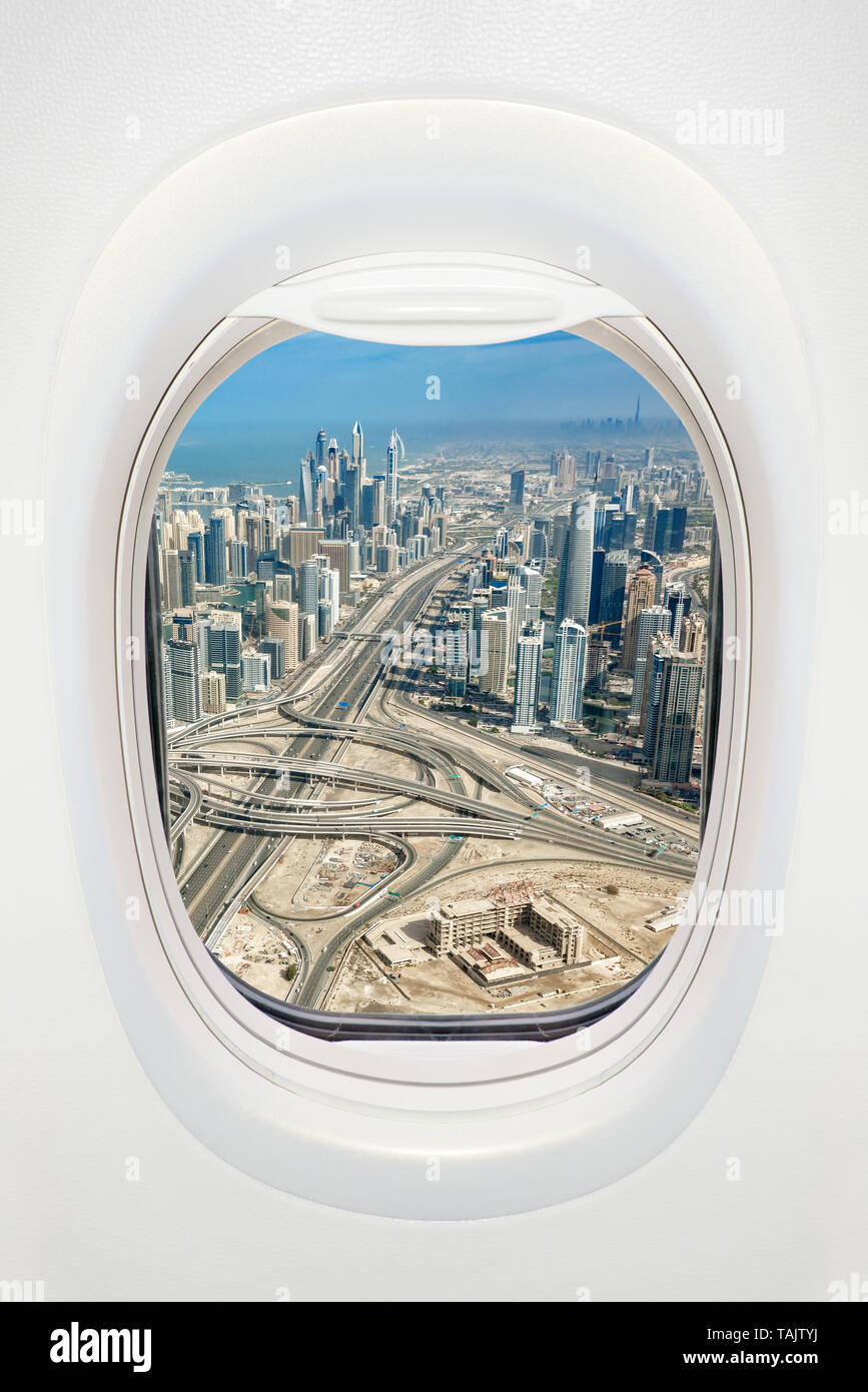 Dubai visto attraverso la finestra del velivolo, viaggio nel concetto degli EMIRATI ARABI UNITI Foto Stock