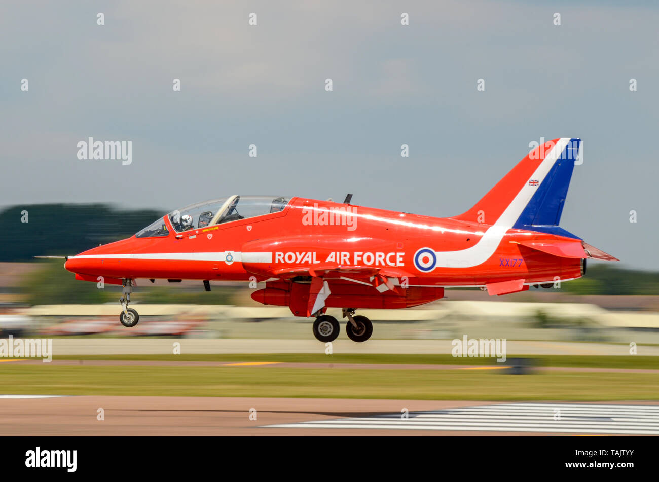 Royal Air Force, RAF Red Arrows BAe Hawk T1 aereo a reazione atterrante presso il Royal International Air Tattoo, RAF Fairford, Regno Unito. Sui tasti del piano Foto Stock