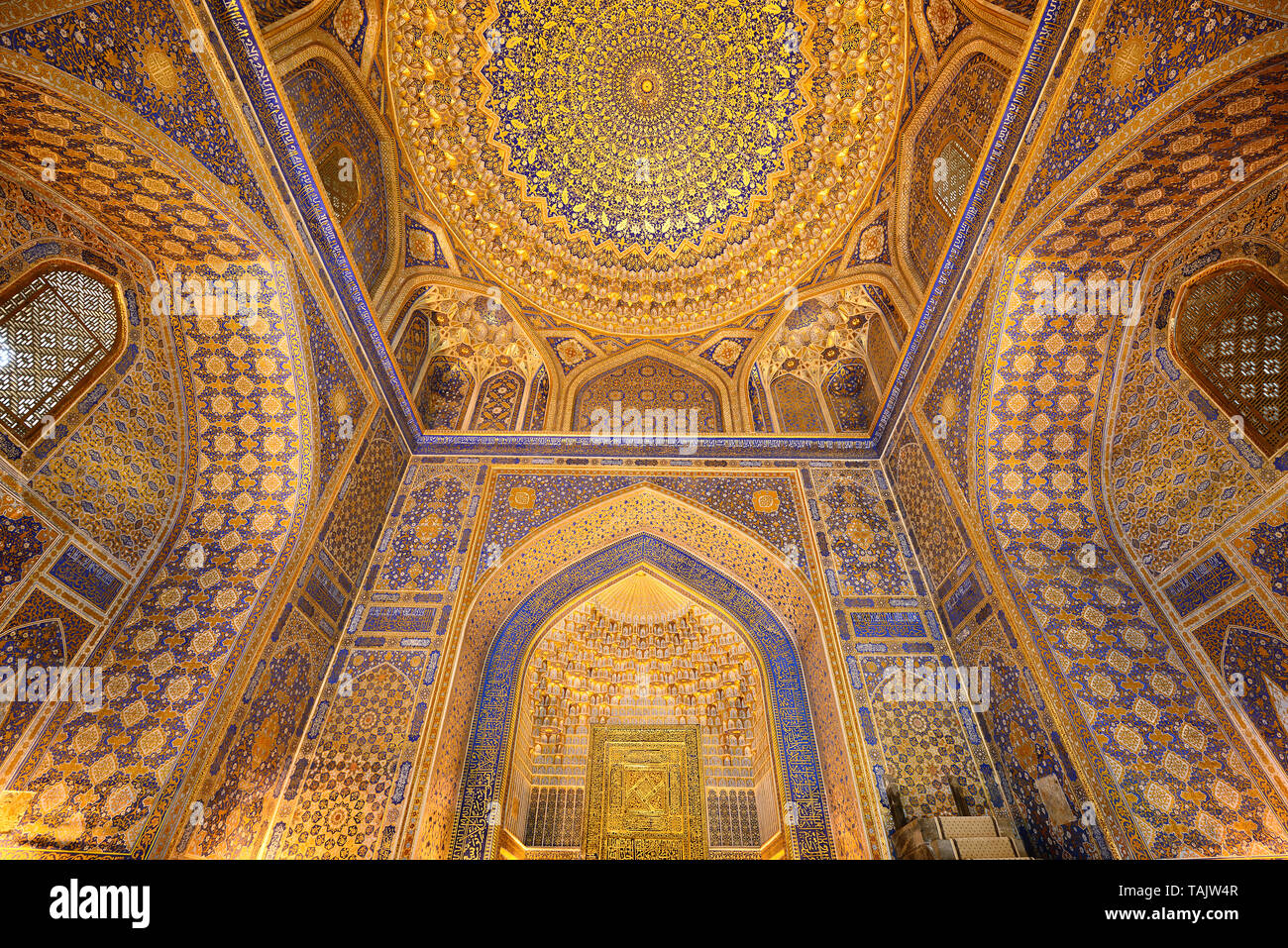 All'interno della moschea di una madras sui principali squer in TILLYA KORI MADRASAH, Samarcanda, UZBEKISTAN Foto Stock