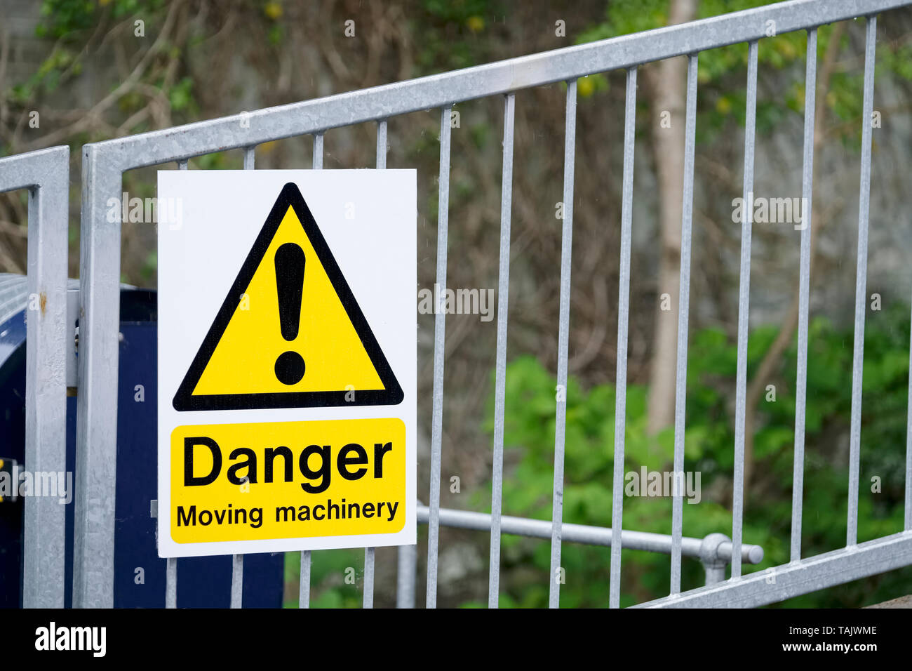 Macchine per movimento pericolo cartello giallo Foto stock - Alamy