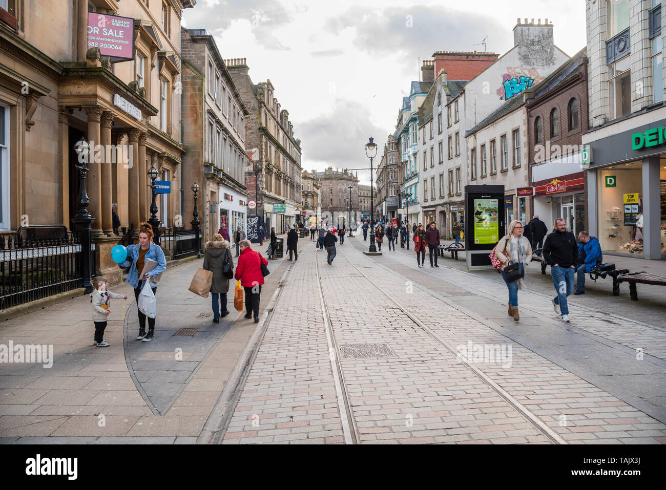 Dundee, Regno Unito - 8 Marzo 2018: persone che passeggiano lungo una zona pedonale dello shopping streeton un nuvoloso giorno di inverno Foto Stock