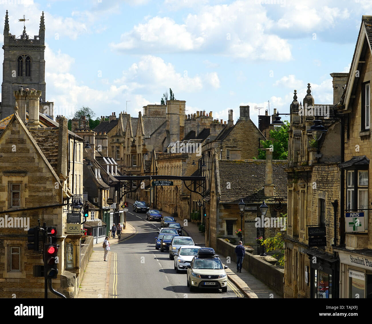 Una vista verso il basso la High Street a The George Inn a Stamford Lincs Foto Stock
