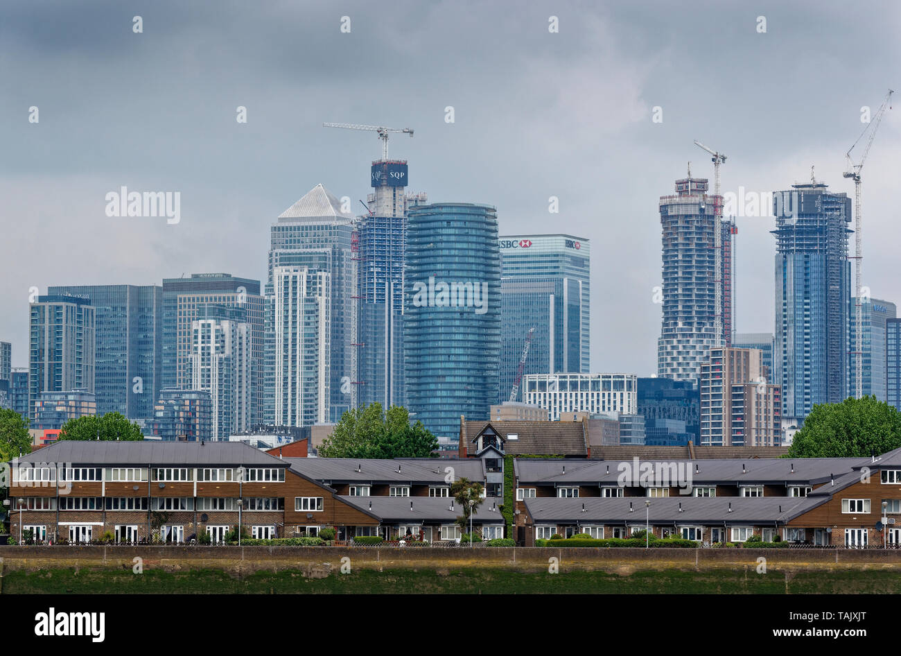 LONDON Isle of Dogs grattacieli e case di Canary Wharf che mostra la costruzione di continuo sviluppo Foto Stock