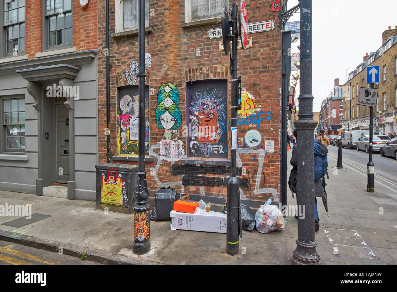 Londra SPITALFIELDS Brick Lane e PRINCELET STREET CON WALL ART GRAFFITI E SPAZZATURA Foto Stock