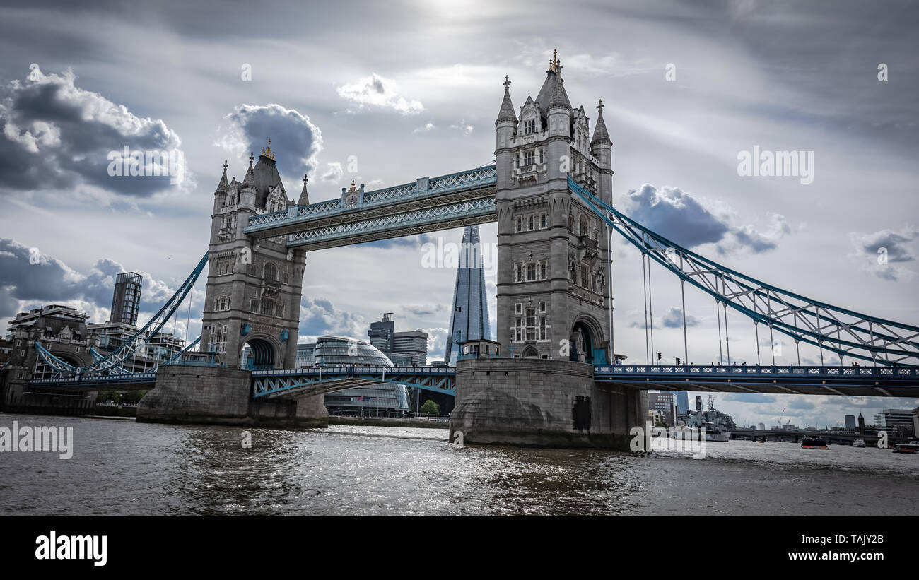 Il Tower Bridge City of London Bridge di sospensione con parti sollevabili Foto Stock