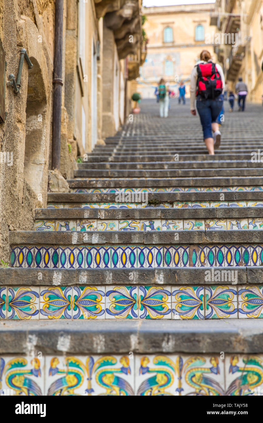 Una storica scalinata di Caltagirone, Sicilia, Italia Foto Stock