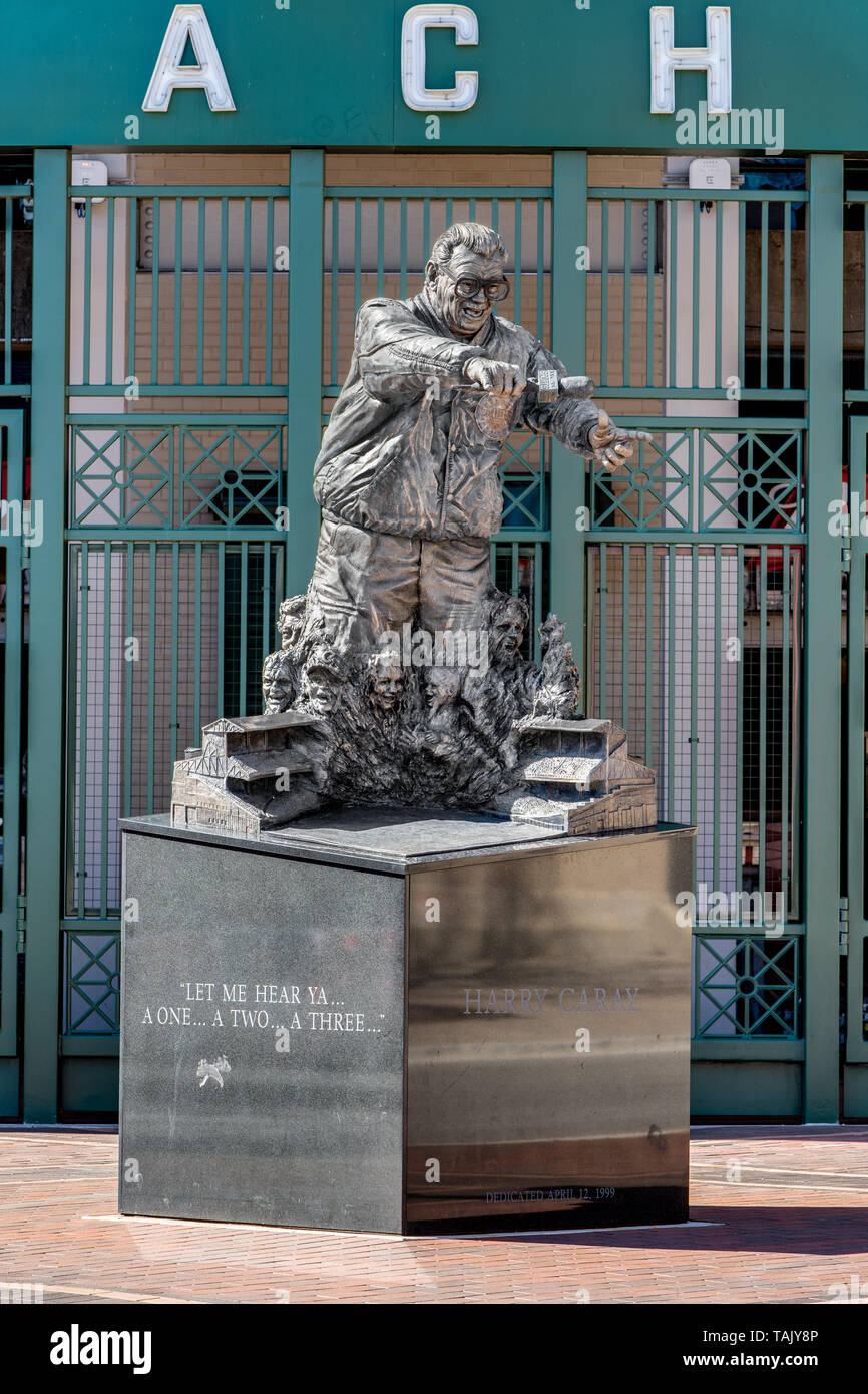 Una statua della leggendaria emittente sportiva, Harry Caray, si trova al di fuori del Chicago Cubs' Wrigley Field per celebrare la sua eredità. Foto Stock
