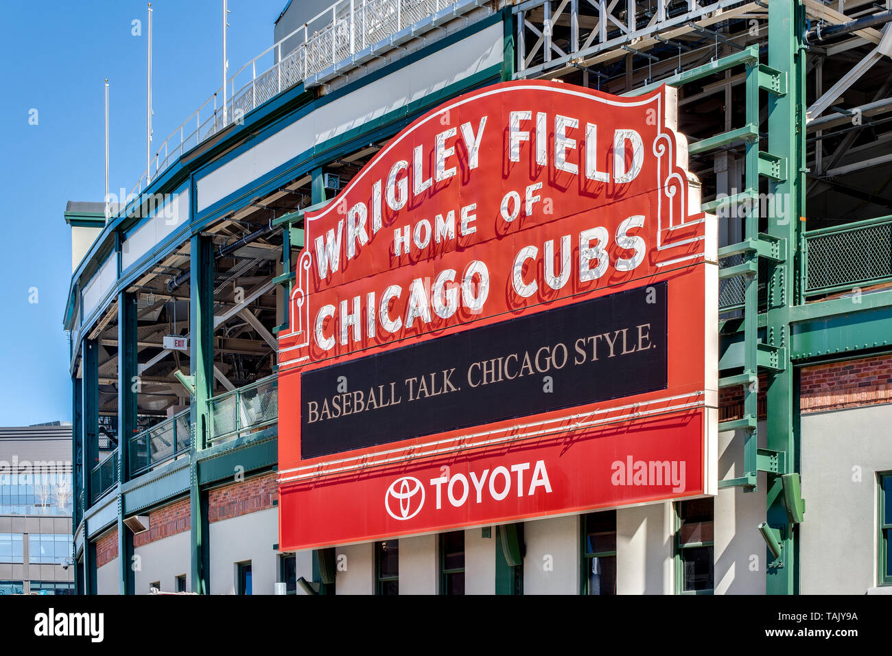 Major League Baseball Chicago Cubs' Wrigley Field Stadium segno con un cielo blu in background e una palla da baseball messaggio di conversazione sul rettangolo di selezione. Foto Stock