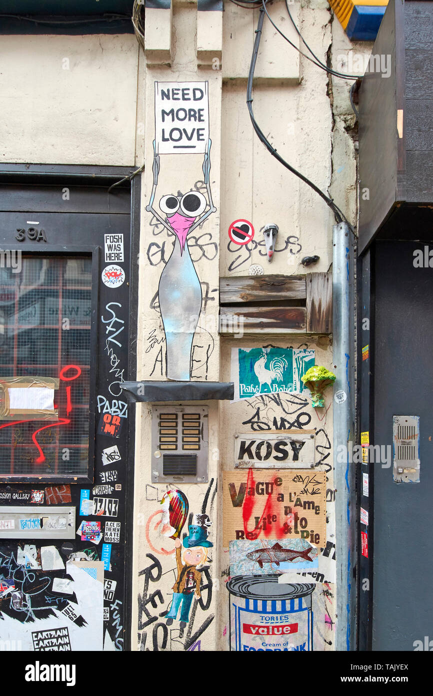 Londra SPITALFIELDS Brick Lane vector art e graffiti su una parete Foto Stock