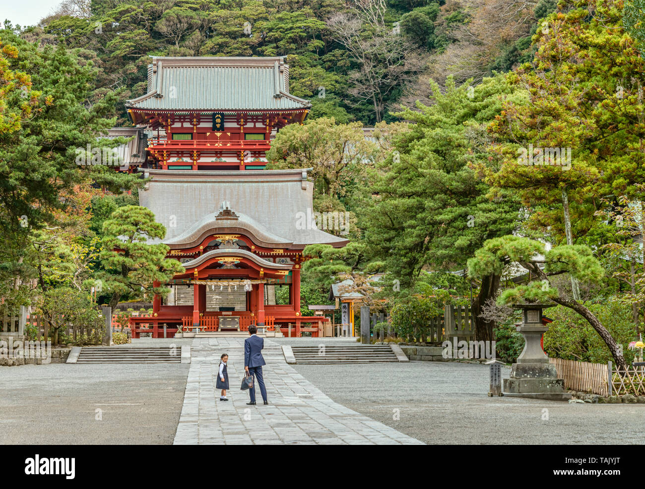 Padre e figlia al Santuario di Tsurugaoka Hachimangu, Kamakura, Kanagawa, Giappone Foto Stock