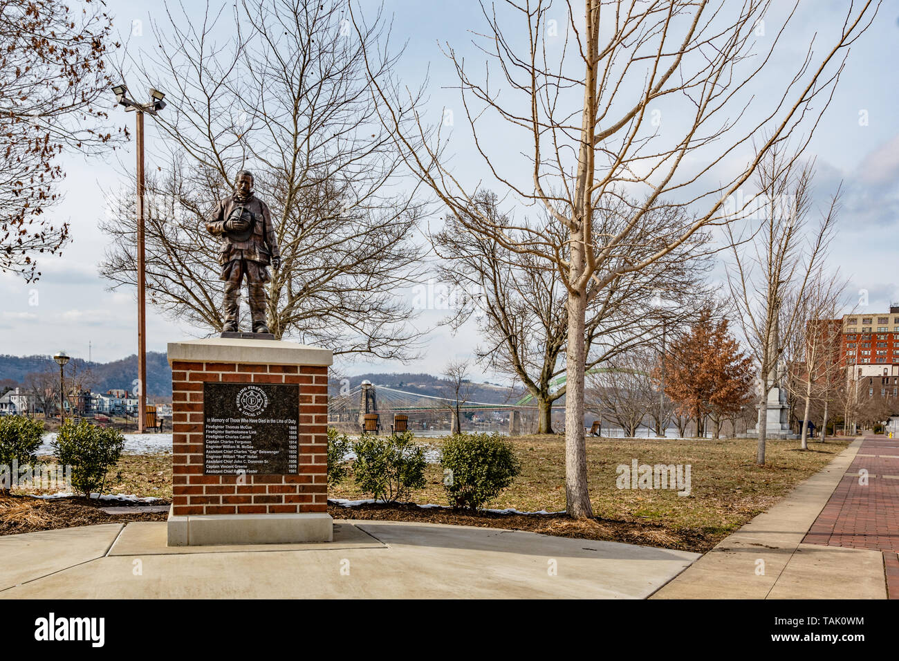 Wheeling, West Virginia/USA-Marzo 7, 2019: una statua commemorativa in onore di Wheeling vigili del fuoco da 12 locali che hanno perso la vita; trovato lungo la riverf Foto Stock