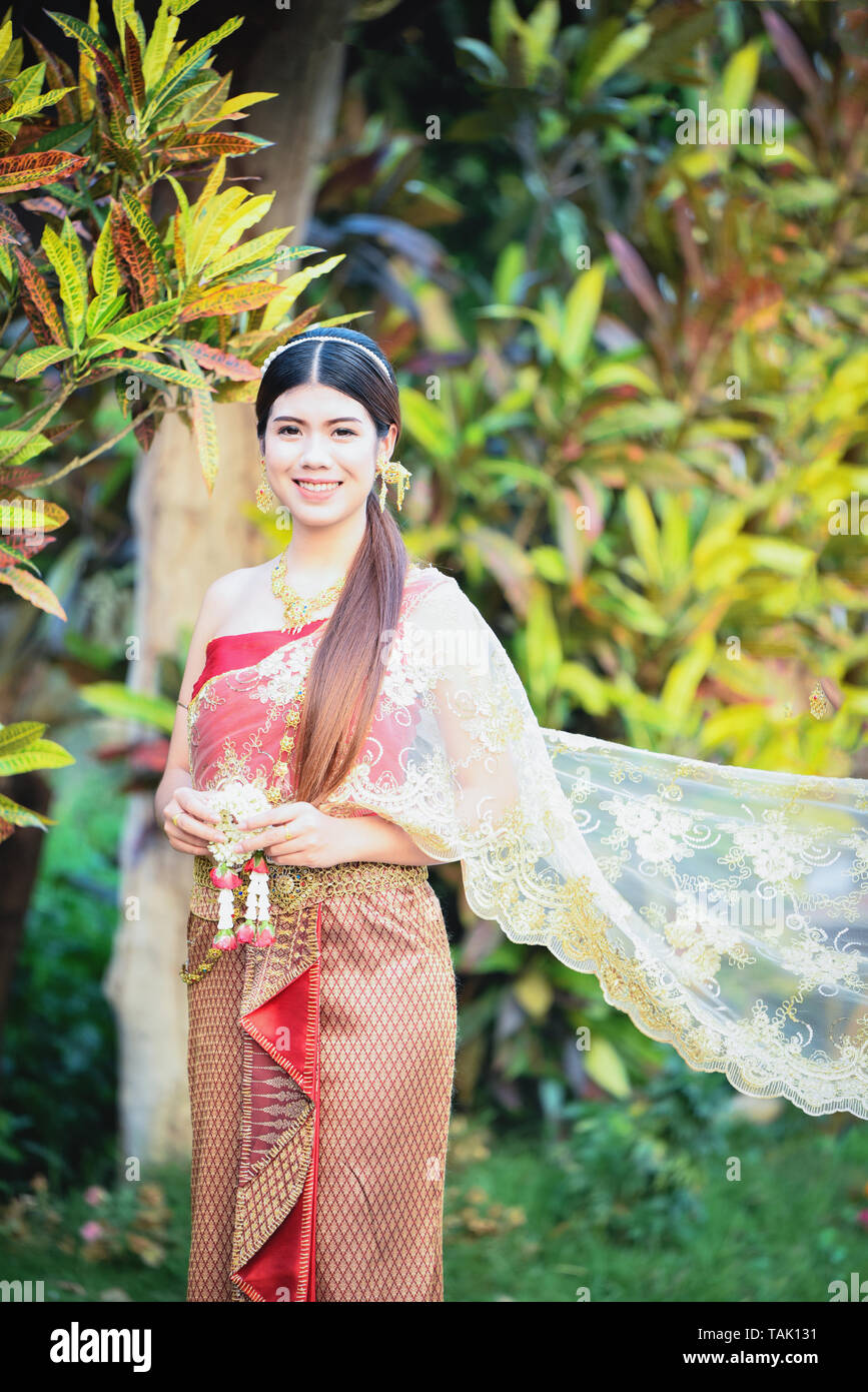 Asia donna stile tailandese dress / Ritratto di giovane e bella