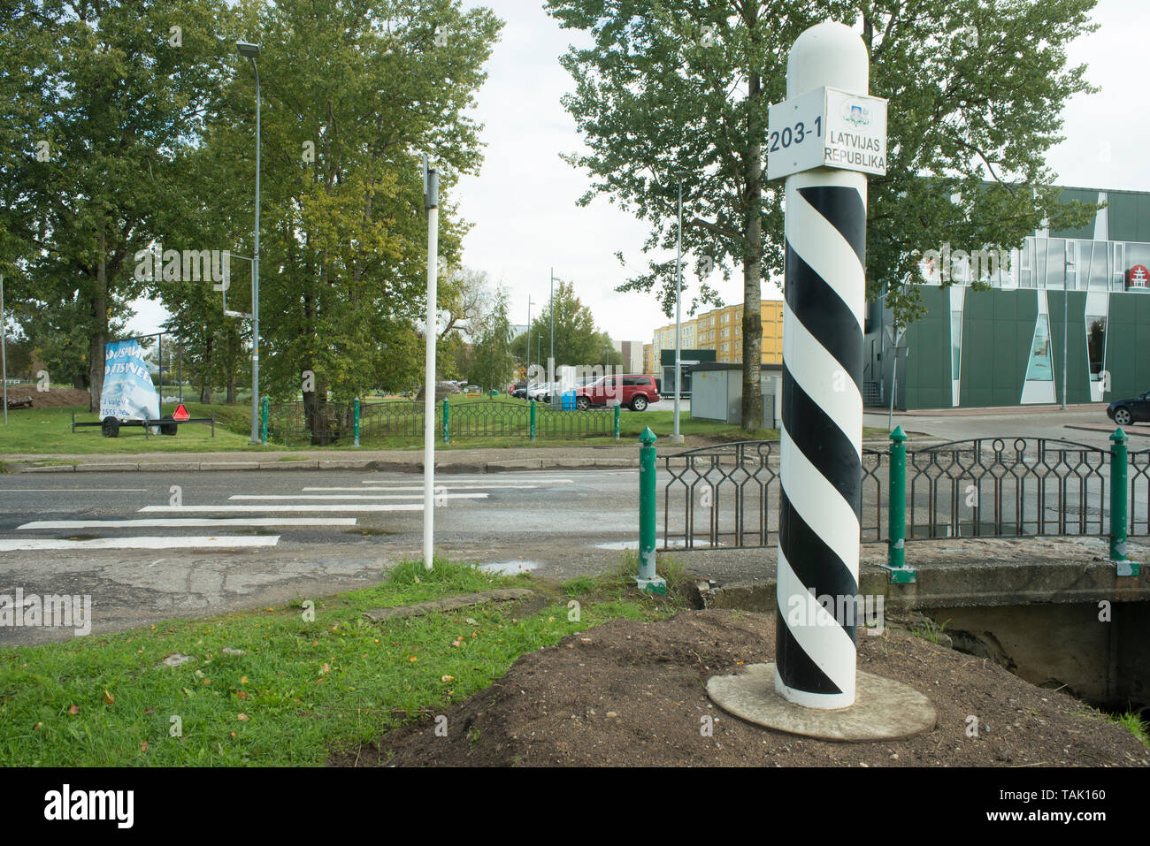 Il confine tra Estonia e Lettonia (a Valga/Valka) girato dal lato lettone, abolito nel 2007 come entrambi i paesi sono ora nell' area di Schengen.Th Foto Stock