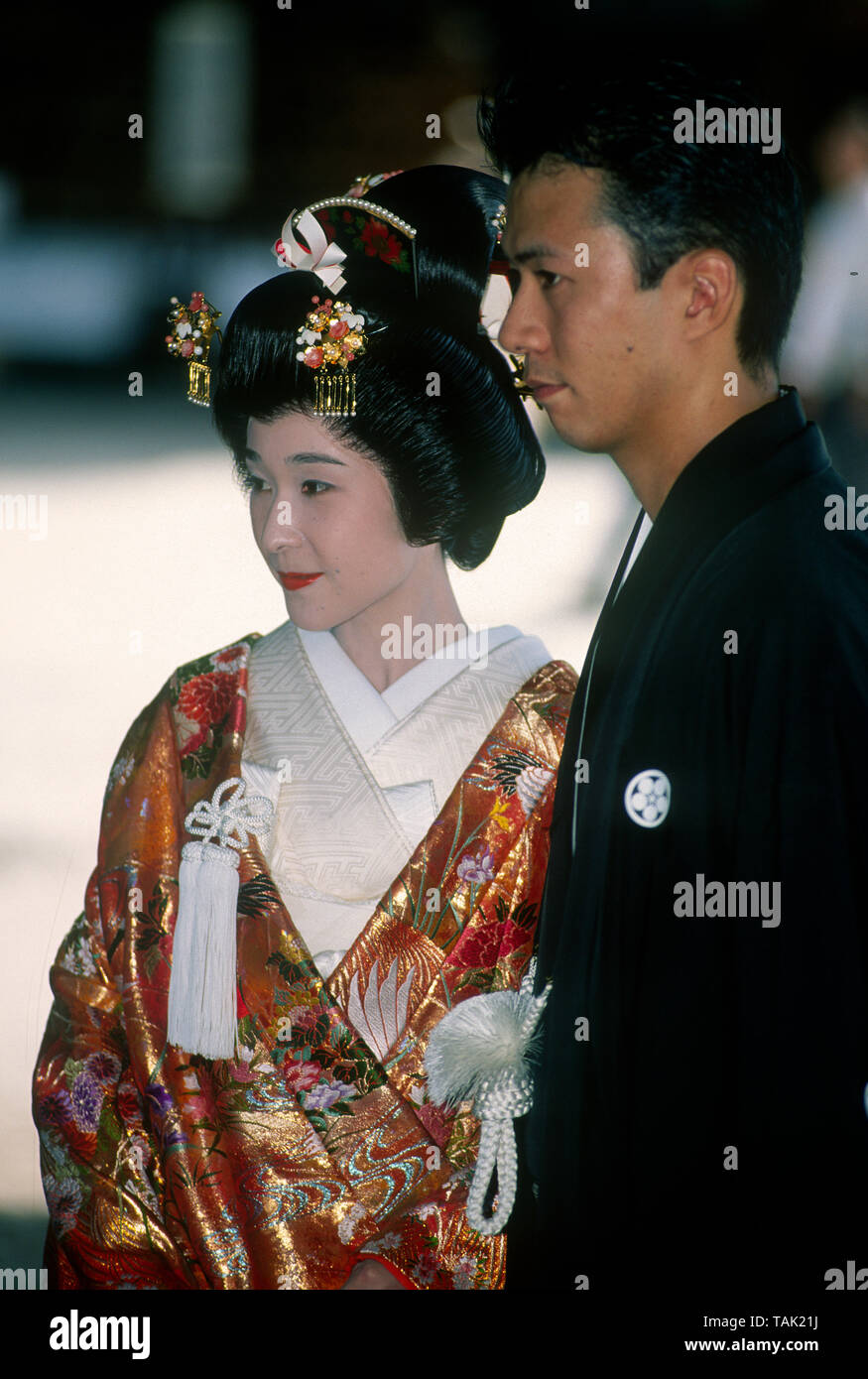 Tradizionale giapponese che sposa e lo sposo, il Tempio di Meiji, Tokyo, Giappone Foto Stock