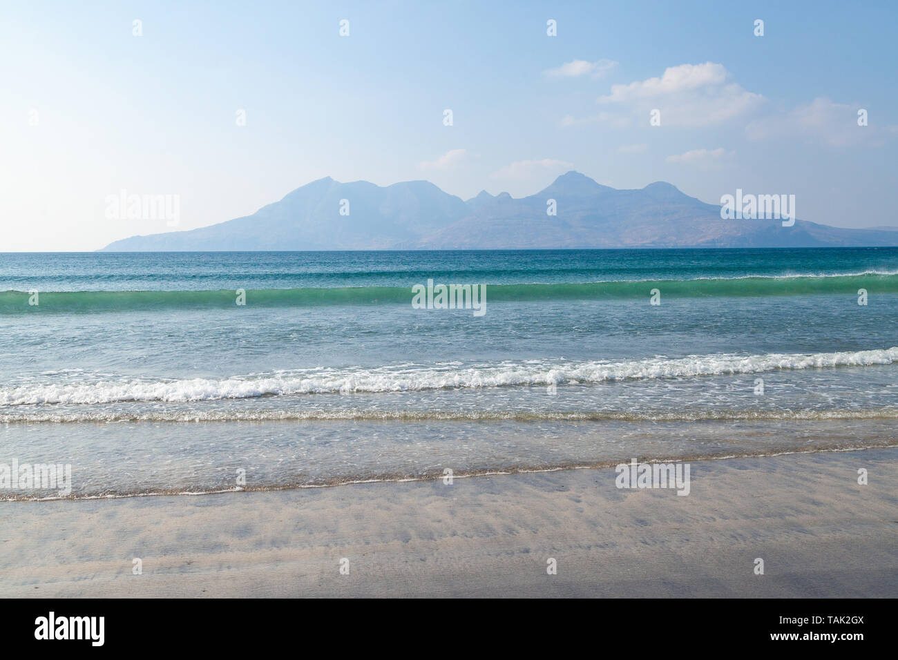 La bellissima spiaggia di Laig baia con le montagne di rum in distanza, Scozia. Foto Stock