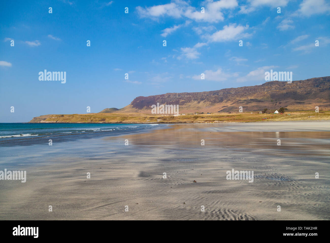 La bellissima spiaggia di Laig baia con le montagne di rum in distanza, Scozia. Foto Stock