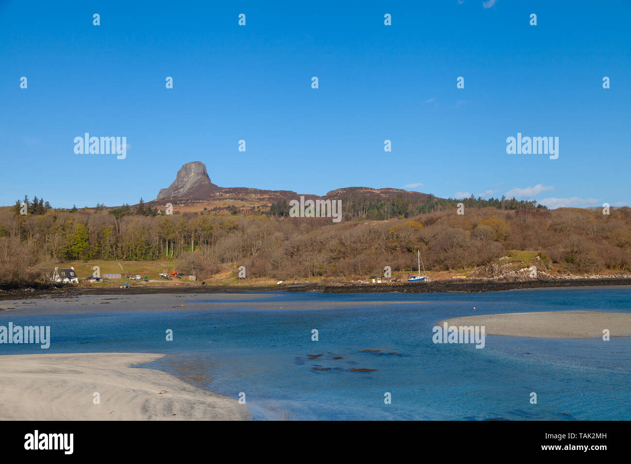 L'Isola di Eigg e l'imponente Ann Sgurr visto dal traghetto che arriva al porto. Foto Stock
