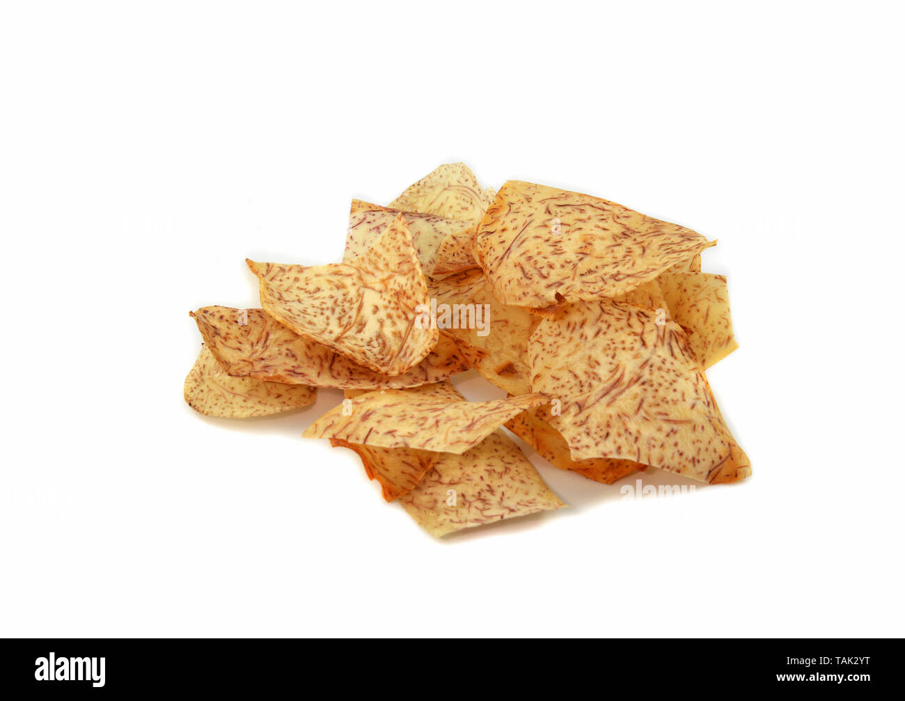 Taro fetta croccante fritti isolati su sfondo bianco / Taro chip per snack Foto Stock