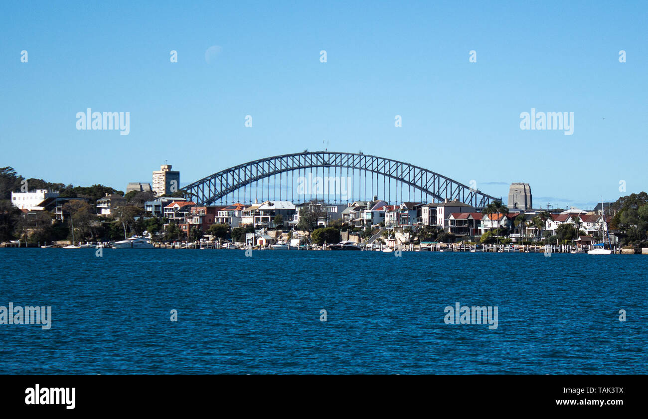 Città Harbourside case a Robinsons punto Birchgrove Australia Sydney Harbour Bridge in background contro il cielo blu Foto Stock