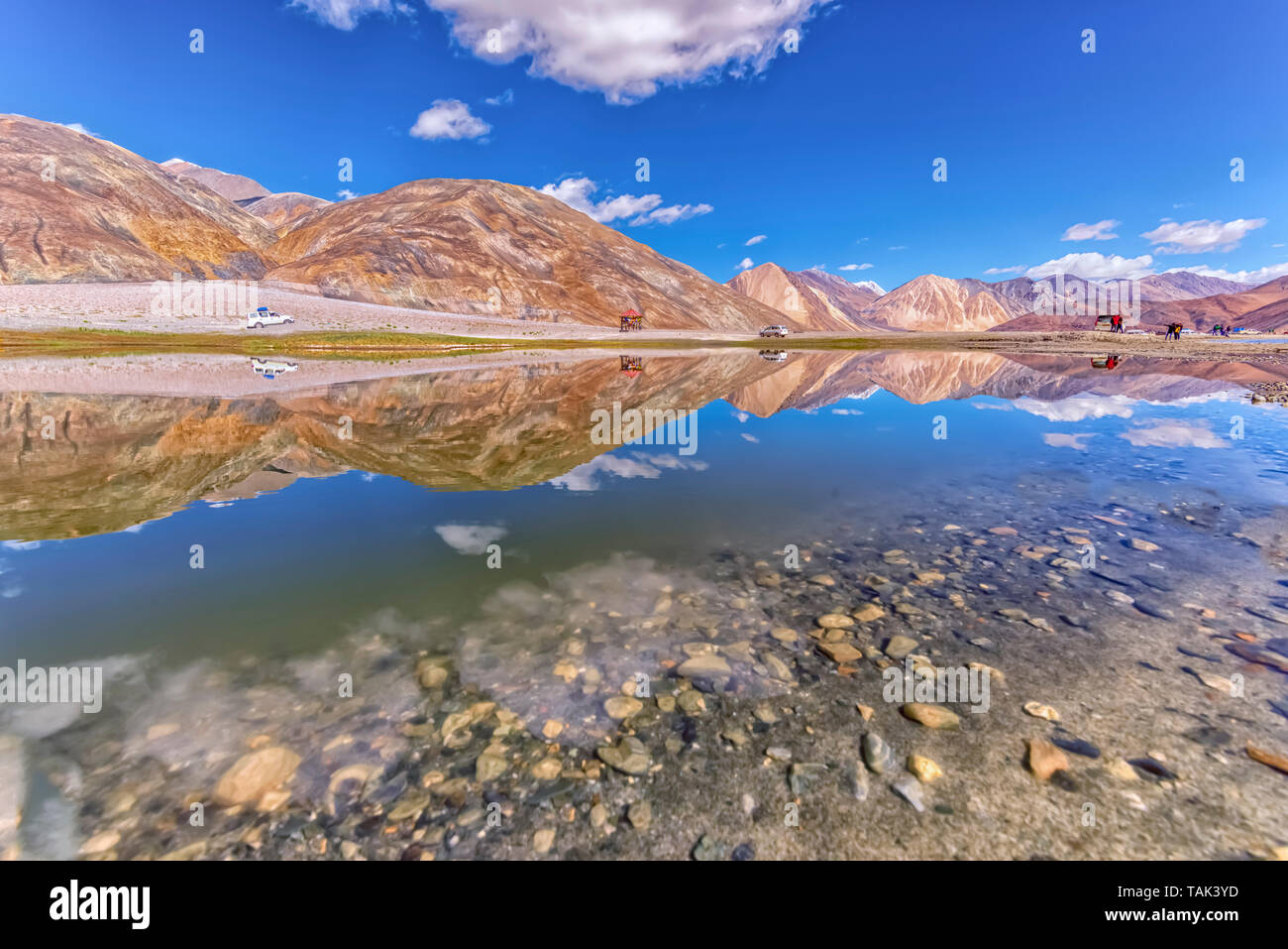 Riflessioni sulla Pangong Tso, conosciuto anche come Lago di Pangong, situato in Himalaya e situata ad una altezza di circa 14,270 ft. Il Tibetano di 'alta prateria lago". Foto Stock