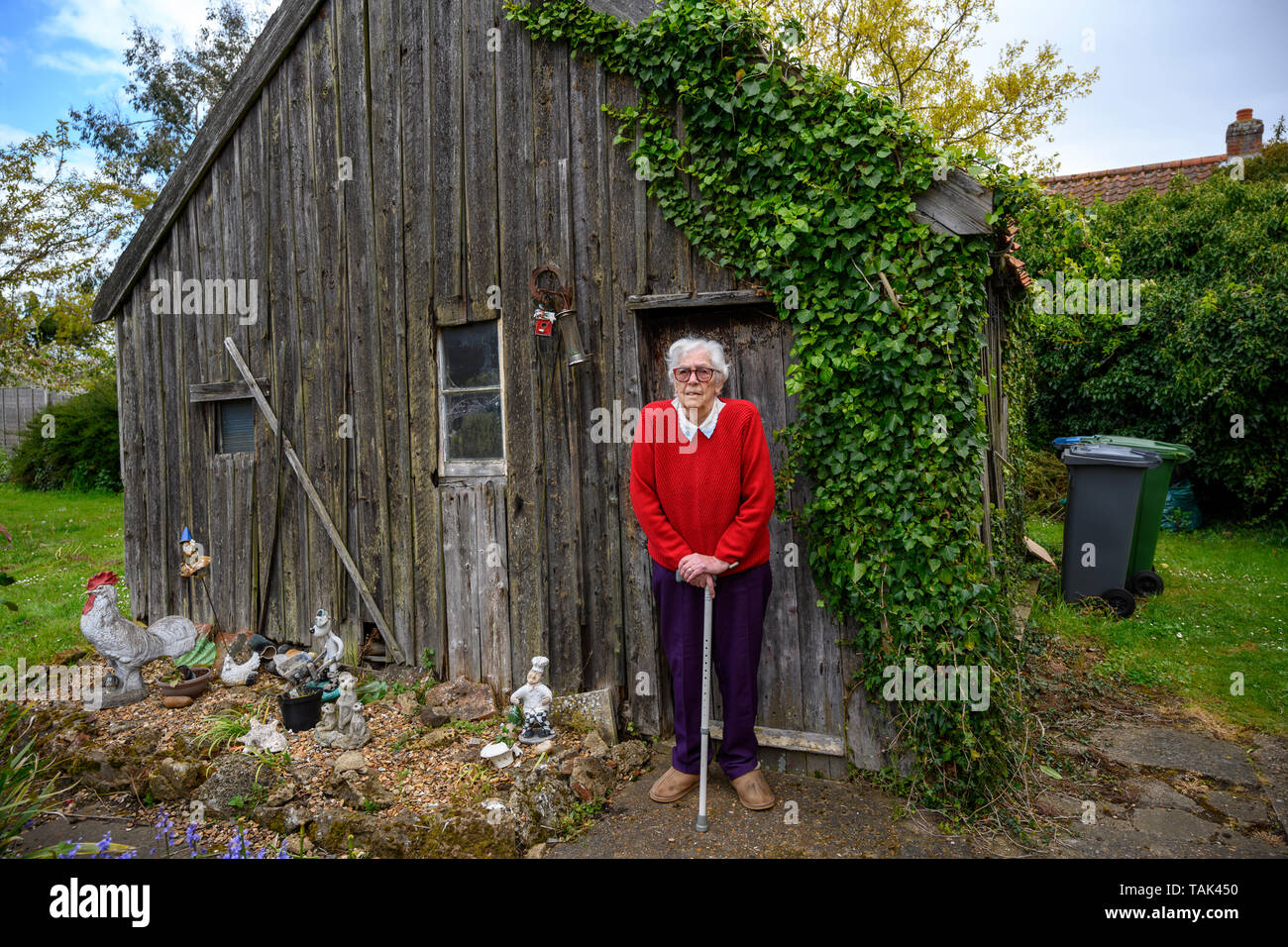Donna anziana con degenerazione maculare lasciando il suo parzialmente avvistati Foto Stock