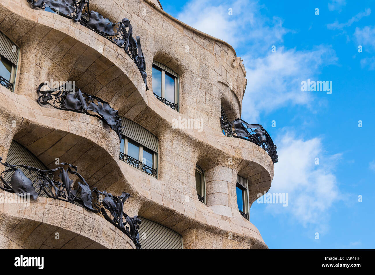 Barcellona, in Catalogna, Spagna - 19 Novembre 2018: una parte della facciata della Casa Mila su uno sfondo di cielo nuvoloso. L'edificio progettato da Antonio Gaudi Foto Stock