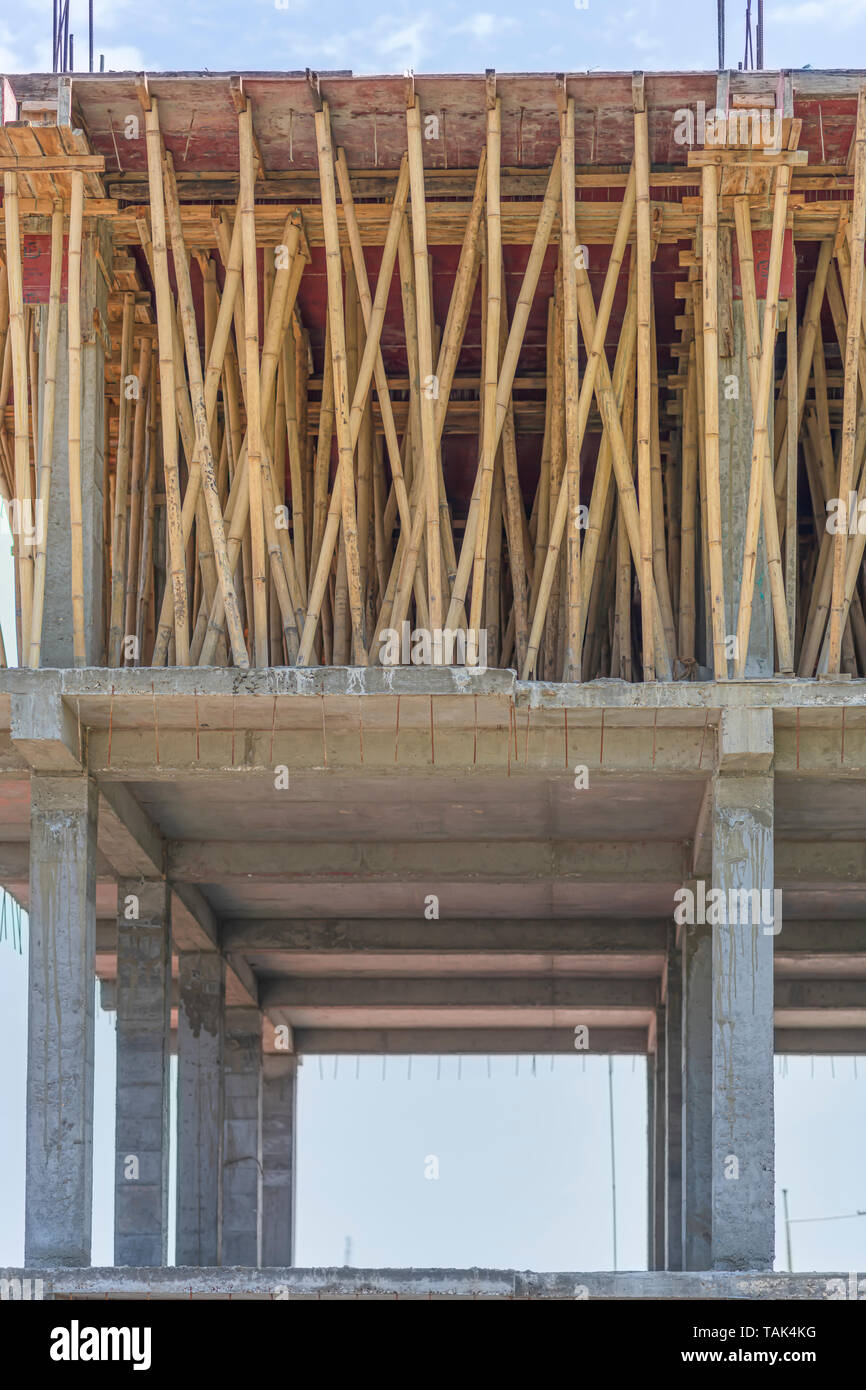 Un bambù impalcatura di supporto di un cemento rinforzato concreto (RCC) soletta del tetto. La completata parzialmente al di sotto del pavimento è stato costruito anche nello stesso modo. Foto Stock