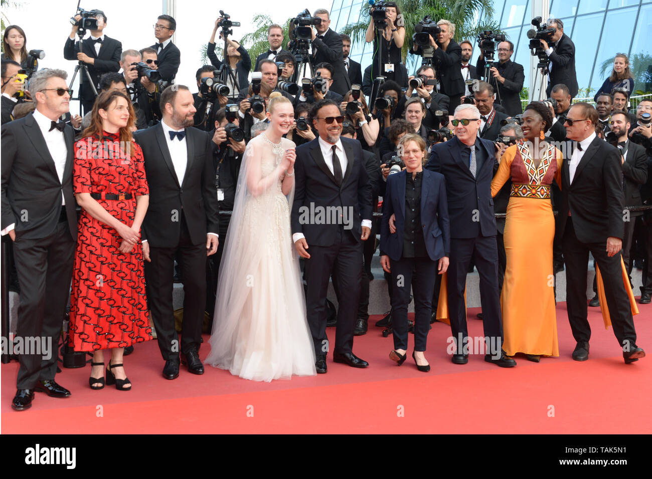 25 maggio 2019 - Cannes, Francia - CANNES, Francia - 25 Maggio: (L-R) I membri della giuria del concorso principale Pawel Pawlikowski, Elle Fanning, Alejandro Gonzalez Inarritu, Maimouna N'Diaye, Yorgos Lanthimos, Kelly Reichardt, Robin Campillo, Alice Rohrwacher e Enki Bilal assistere alla cerimonia di chiusura lo screening di ''l'Specials" durante la 72annuale di festival di pellicola di Cannes il 25 maggio 2019 a Cannes, Francia (credito Immagine: © Federico InjimbertZUMA filo) Foto Stock