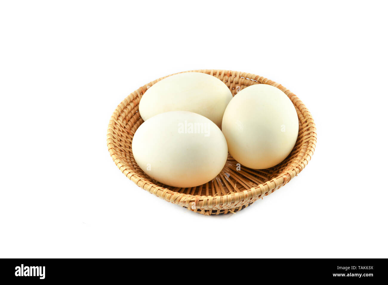 Bianco uova di anatra nel cestello isolato su sfondo bianco / uovo salato Foto Stock