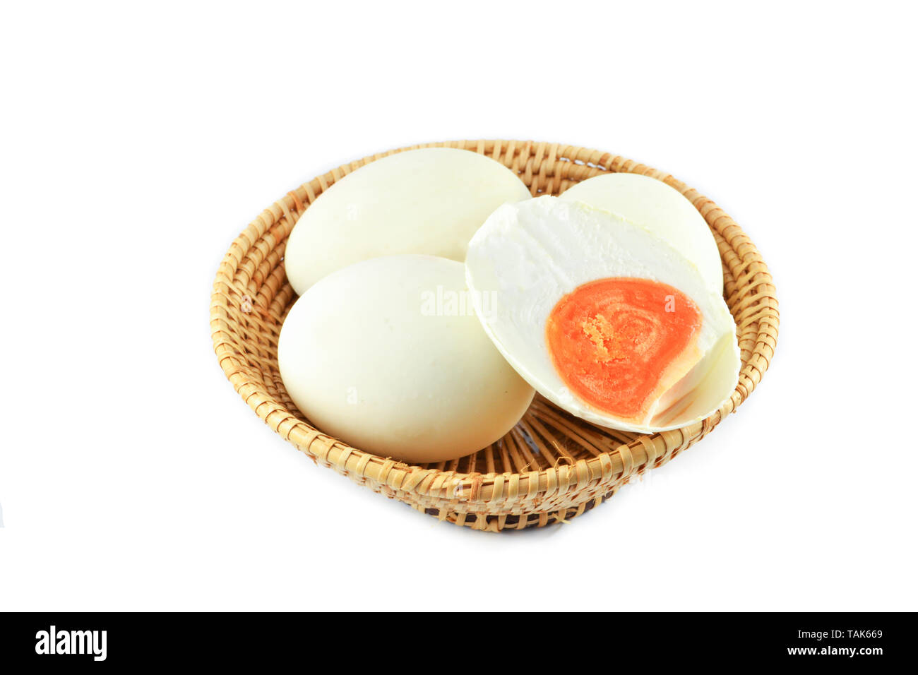 Bianco uova di anatra nel cestello isolato su sfondo bianco / uovo salato Foto Stock