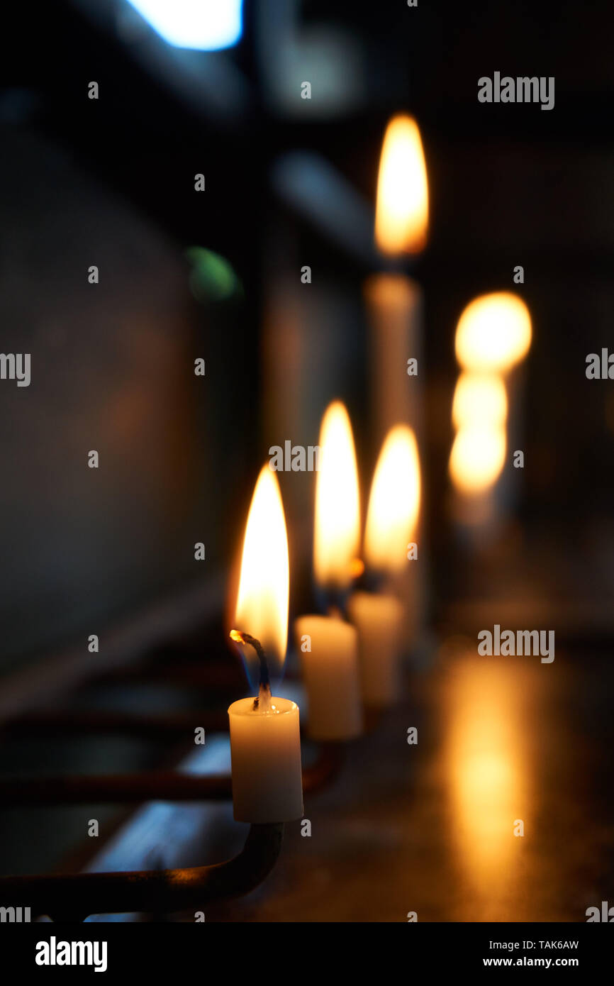 Candele accese all'interno del Grande Buddha Hall (Daibutsu-den) al Tempio di Todai-ji, a Nara, Giappone. Foto Stock