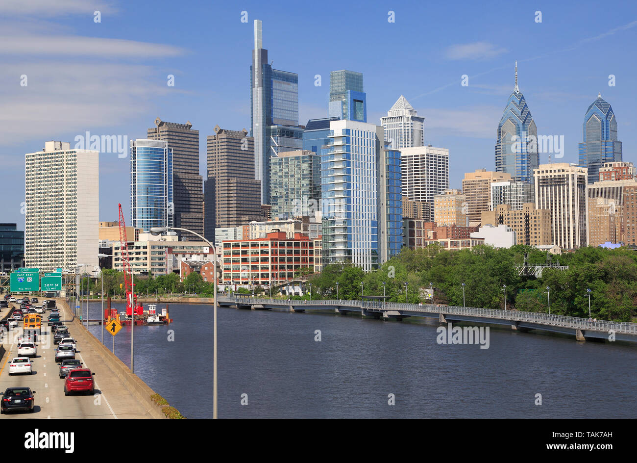 Lo skyline di Philadelphia con il fiume Schuylkill e autostrada sul primo piano, STATI UNITI D'AMERICA. Vista panoramica. Foto Stock