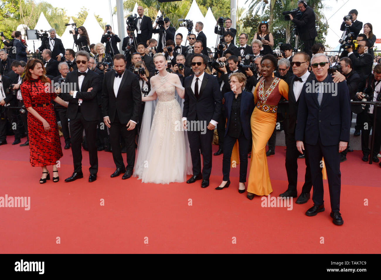 25 maggio 2019 - Cannes, Francia - CANNES, Francia - 25 Maggio: (L-R) I membri della giuria del concorso principale Pawel Pawlikowski, Elle Fanning, Alejandro Gonzalez Inarritu, Maimouna N'Diaye, Yorgos Lanthimos, Kelly Reichardt, Robin Campillo, Alice Rohrwacher e Enki Bilal assistere alla cerimonia di chiusura lo screening di ''l'Specials" durante la 72annuale di festival di pellicola di Cannes il 25 maggio 2019 a Cannes, Francia (credito Immagine: © Federico InjimbertZUMA filo) Foto Stock