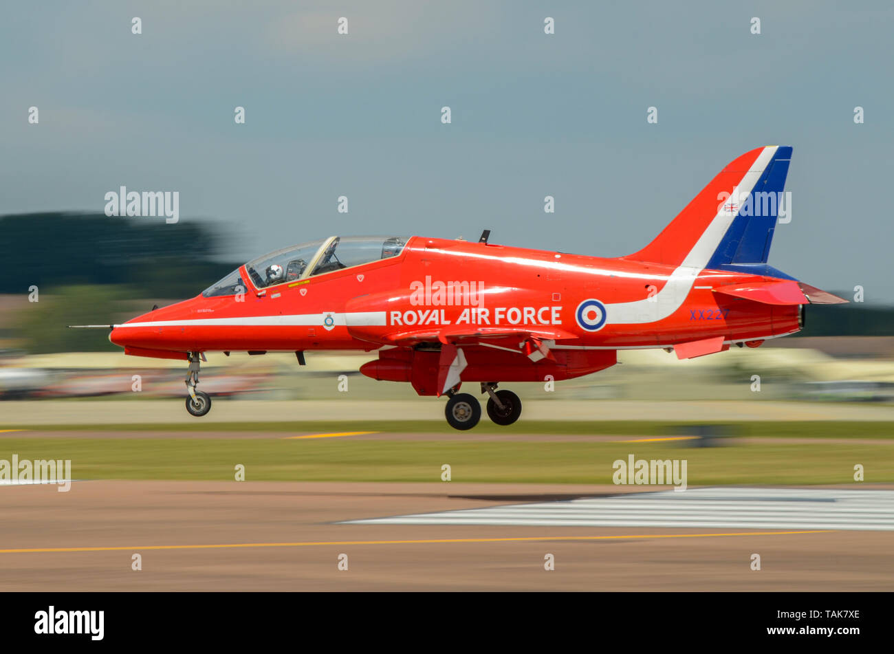 Royal Air Force RAF Red Arrows BAe Hawk T1 aereo a reazione atterrante presso il Royal International Air Tattoo, RAF Fairford, Regno Unito. Sui tasti del piano Foto Stock
