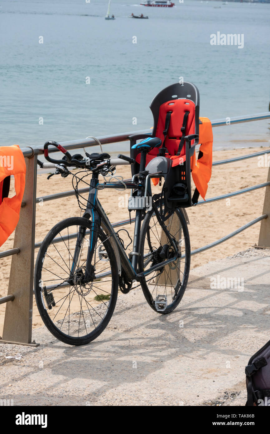 Bicicletta con un bambino vettore Foto Stock