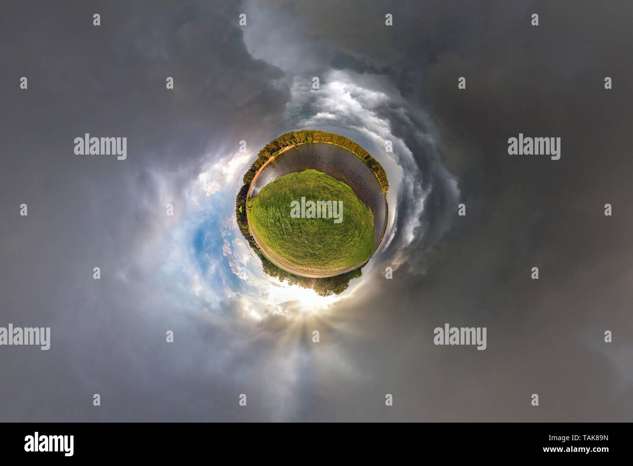 Piccolo pianeta trasformazione del panorama sferica 360 gradi. Abstract sferica vista aerea in campo nella bella serata con incredibili nuvole bello. Foto Stock