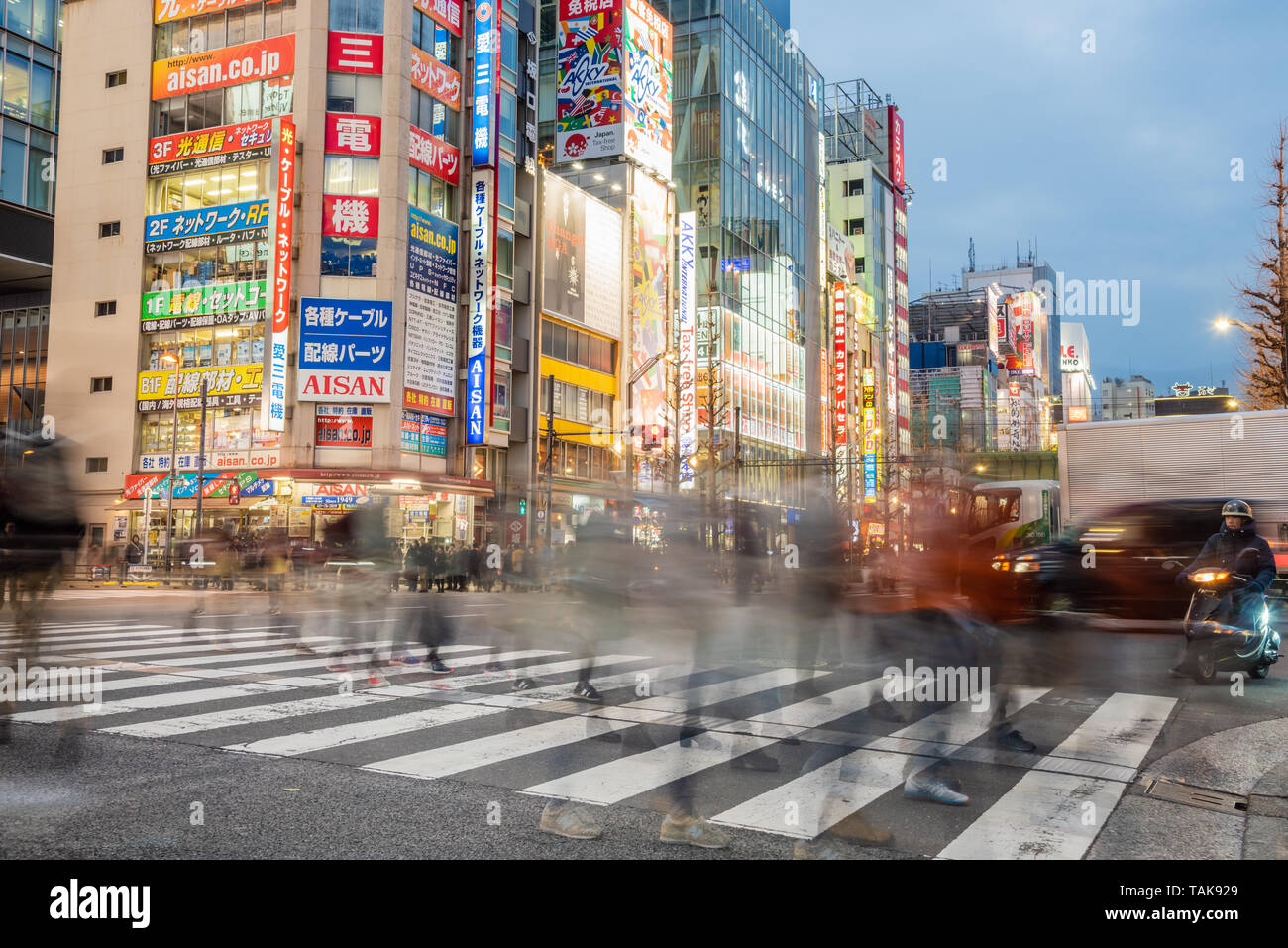 Tokyo, Giappone - 23 Marzo 2019: Foto di persone che attraversano una strada di Akihabara, un quartiere dello shopping nel centro di Tokyo famosa per i suoi negozi di elettronica Foto Stock