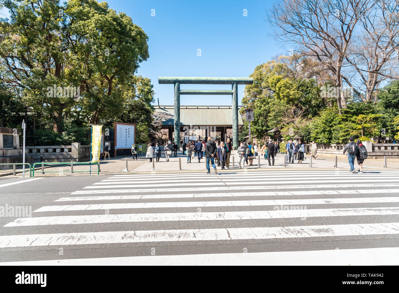 Tokyo, Giappone - 24 Marzo 2019: persone davanti a Torii gate al Santuario Yasukuni, un santuario shintoista nel centro di Tokyo che commemora il Giappone guerra è morta. Foto Stock