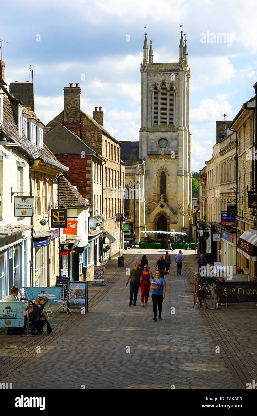 Una vista verso il basso Ironmonger Street per la Chiesa di San Michele a Stamford, Lincolnshire Foto Stock